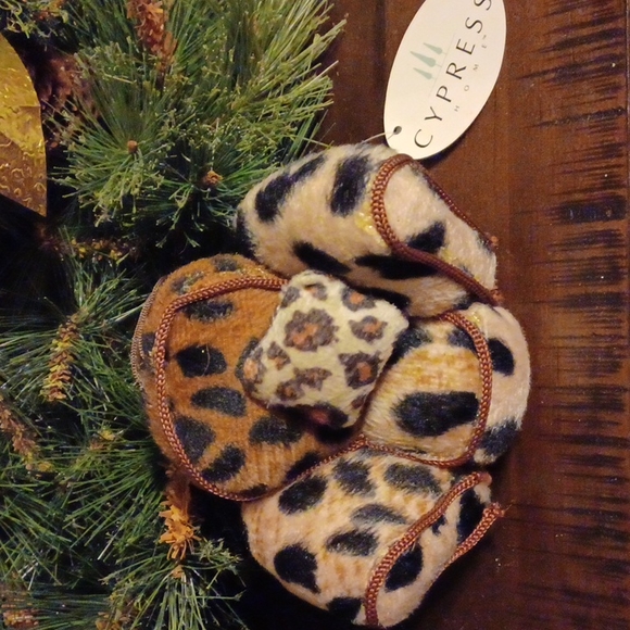Adorable Chair Ornament - Picture 1 of 2